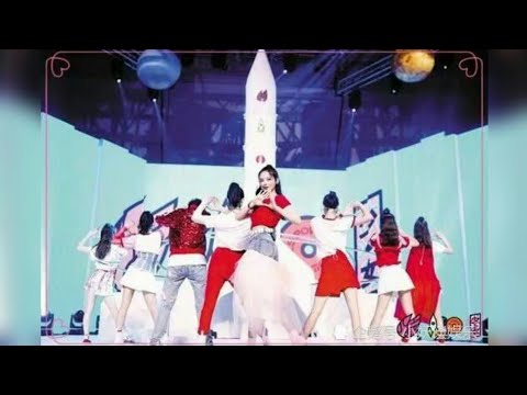 杨超越顺延站C位后果然是变了，连穿的裙子都和别人的不一样！