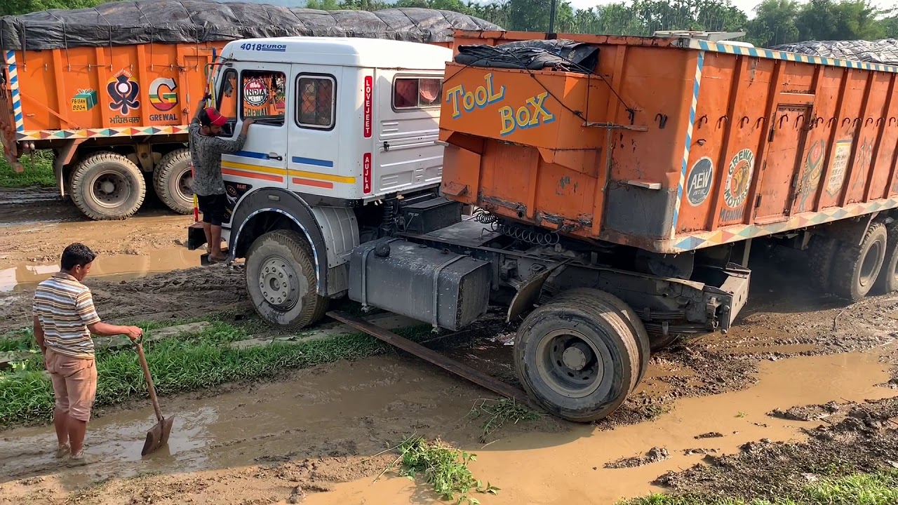 Tata lps 4018 18 wheeler heavy duty truck got stuck in mud while BharatBenz 4928T made it look easy