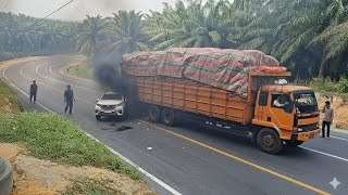 Download Lagu Detik - detik Spion Mobil Rush Patah  Menghantam Bak Tronton Karena jarak Terlalu Dekat MP3