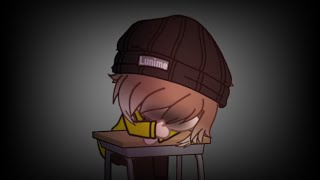 Teeth are yellow|| Vent
