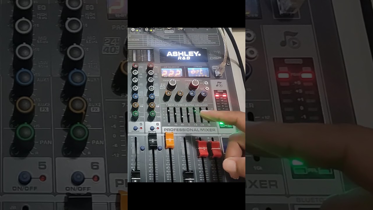 Efek tebal Ashley R&B 