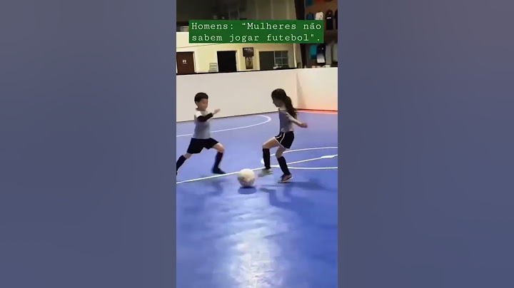 Menina fazendo drible humilhante em seu amigo no futsal #shorts