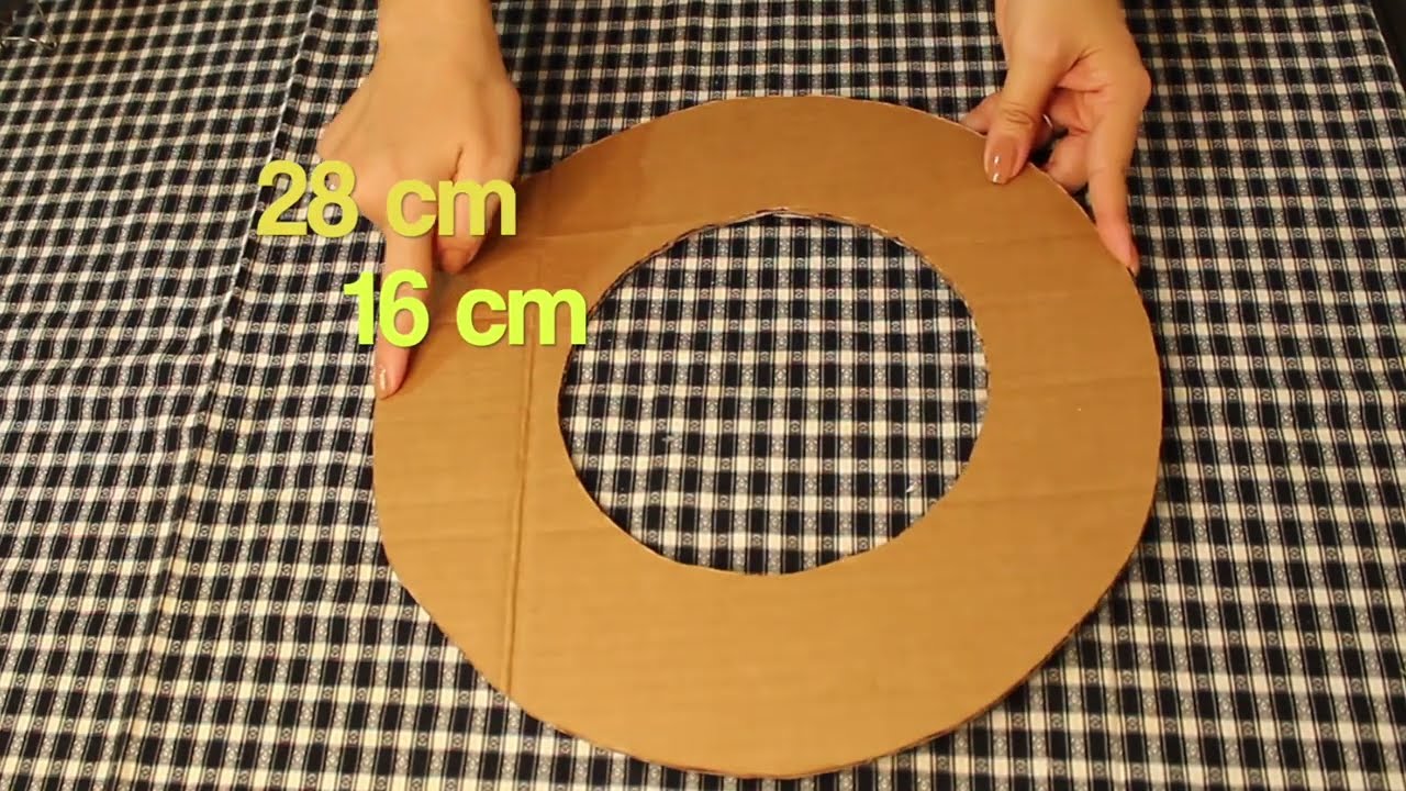 Como fazer uma guirlanda de Natal sem gastar muito . #natal #diy