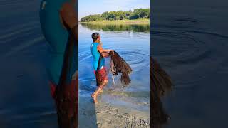 মুরুব্বী ম'নে কর'ছে ব'ড় মা'ছ