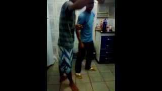 Veja o q 6 garrafas d vodk faz com 2 homens