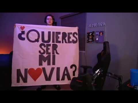 El Mariana con un cartel de quieres ser mi novia