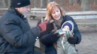 Jazmin De Paseo En El Bosque Con Sus Abuelos