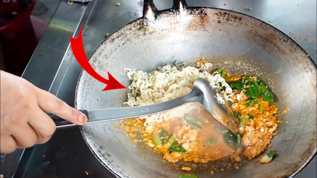 Most famous MAGGI GORENG in town Ipoh,Perak - Malaysian Street Food