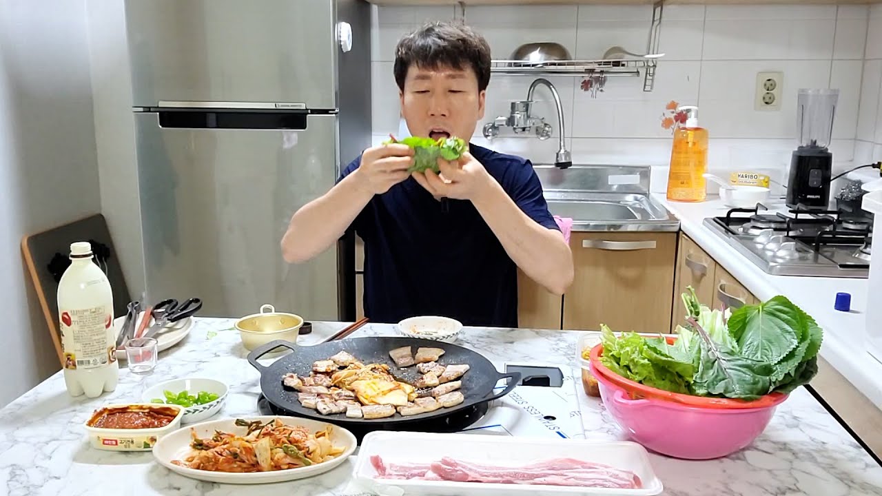 생삼겹살과 모둠 채소로 푸짐한 한 쌈 입안 가득 크~막걸리와 소주 한잔 하는  40대 중년 대전 총각의 일상 먹방 혼술 브이로그.(Ft. 불판 테이블)
