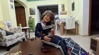 Evde Dev Yarış Pistimiz! 🏎️ Sehpa Üzerinde Tehlikeli Yarış EĞLENCELİ ÇOCUK OYUNU