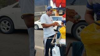 vendedora ambulante espetinho e mandioca no Paraguay . OLHA COMO É DIFERENTE!!!