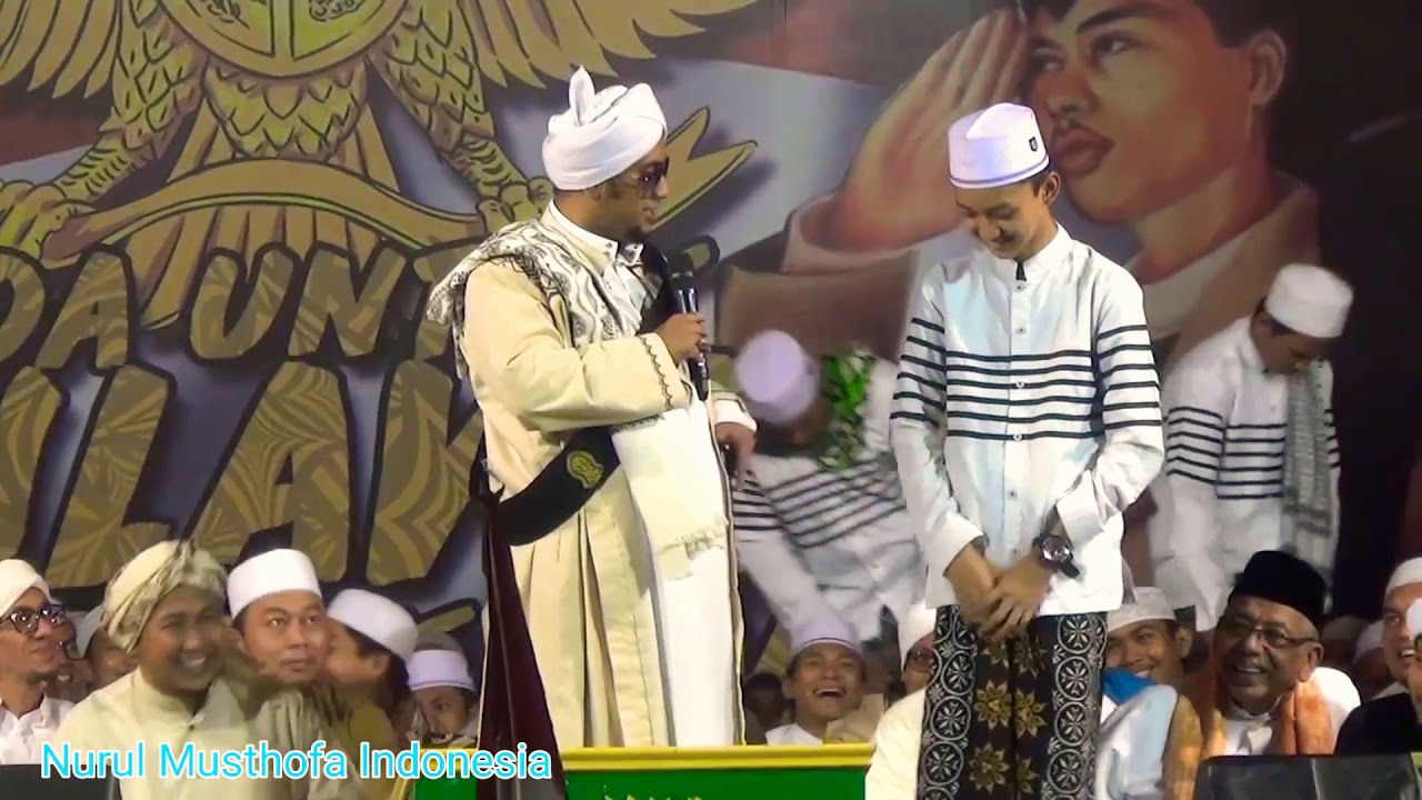 Gus Azmi Tersipu malu bersama Habibana Hasan Assegaf  di depan Ribuan jamaah Nurul Musthofa