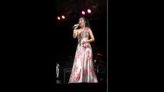 Miniatura de vídeo de "Sathida Prompiriya singing เพลงบัวขาว"