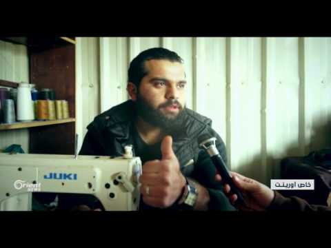 الأهالي في حمص يحولون البطانيات إلى ألبسة لمواجهة البرد