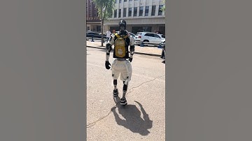 Còn robot đi lạt ngoài đường bị vất ngã