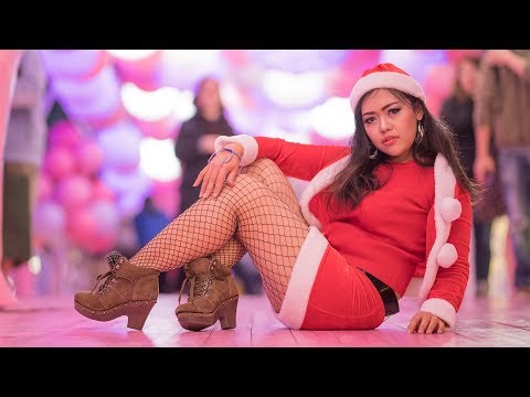 Santa Lady Photo Shoot with Nikon D850 & Sigma 85mm F1.4 ART Lens
