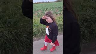 Echo bug singing and playing, she is so dam naughty.....just like her mummy 🤣🤣🤣