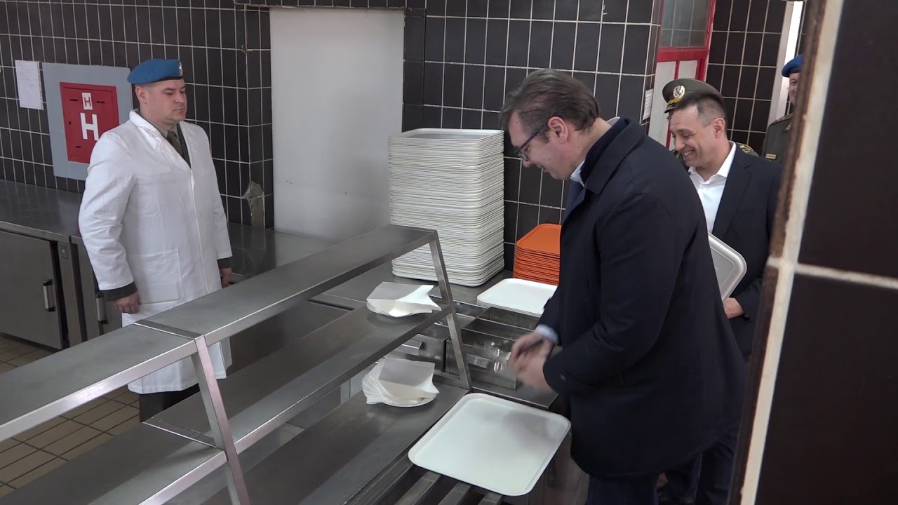 Predsednik Vucic sa vojnicima na rucku u kasarni Topcider