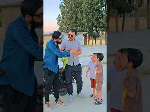 شاب يحتال على صديقه ويعطي هؤلاء الاطفال حزين 
