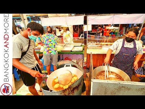 Wake Up for STREET FOOD in Bangkok's Thotsakan Intersection Fresh Market