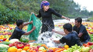 Single mom Harvests River fish in plastic cages with Young children to Sell at Market