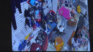 Woman impersonates police officer to rob convenience store