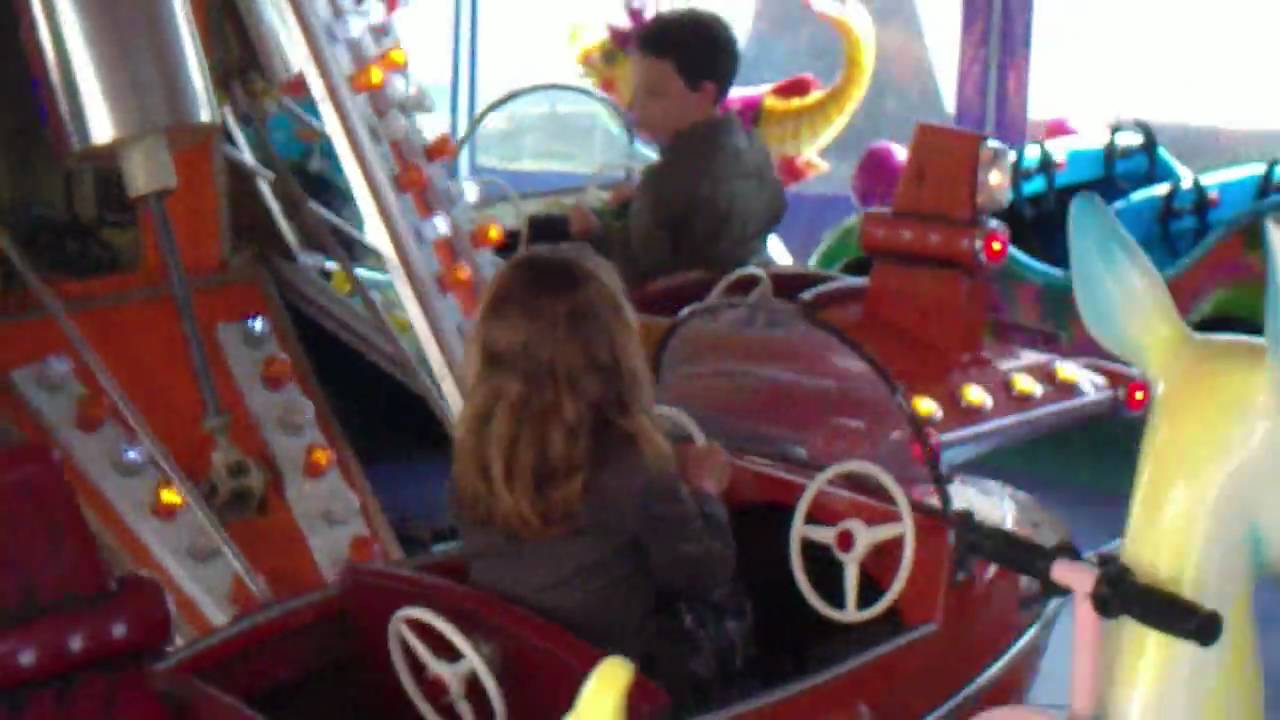 Youri & Zoë op de kermis in Vilvoorde (draaimolen)