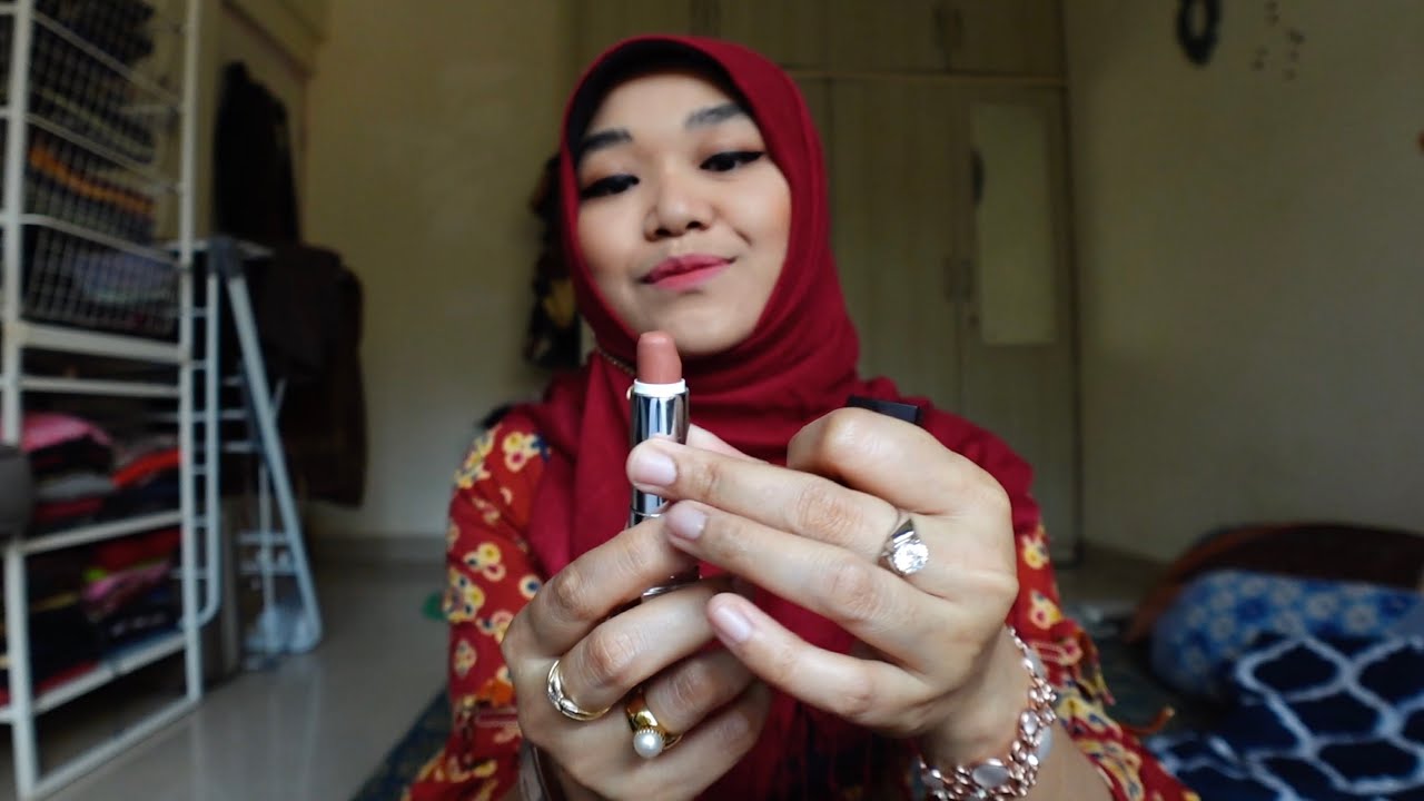 ASMR soft spoken - roleplay mom doing your makeup 💄 (Indonesian)