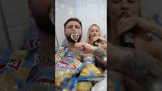 Crunchips. Essen In Der Badewanne.