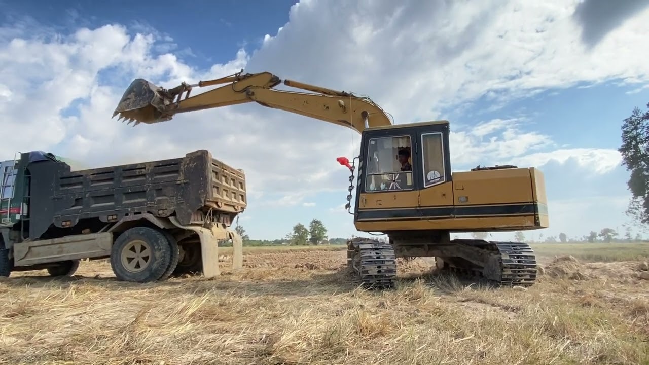 EXPERT Operators Show Off Their Heavy Duty Digging Skills