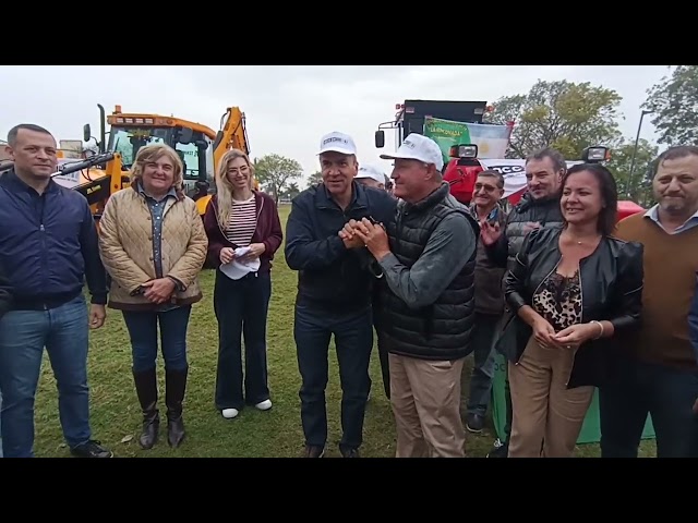 Entrega de maquinarias para consorcios camineros de Tres Isletas.