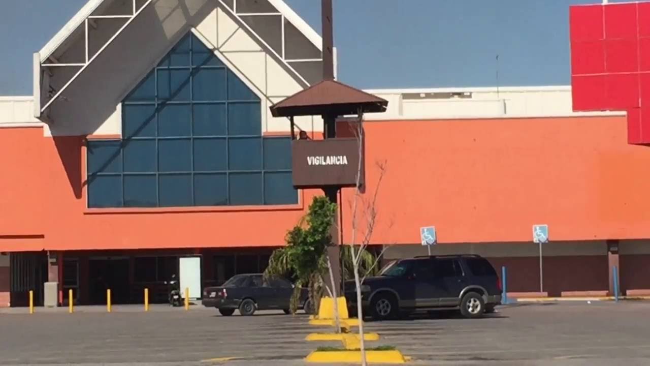 Asalta sujeto armado a joven en estacionamiento de Soriana Anáhuac en