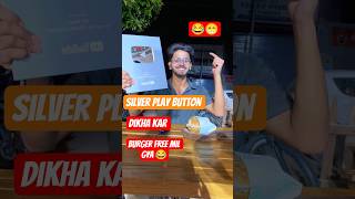 😂 Showing the silver play button and getting a free burger 🍔 || #viral #shorts #youtube