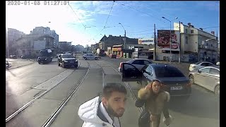 Nem tökölt a román villamosvezető a pöffeszkedő BMW ssel