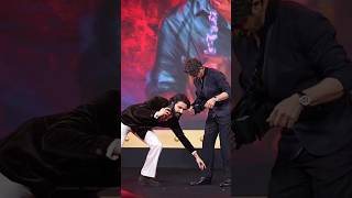 Shahrukh Khan Ka Pair Chhu Rahe Hain 