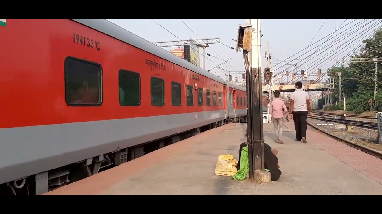 Poorva express arriving patna jn:Howrah To New Delhi Via Patna