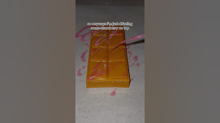 Making my mom a NEW viral Dubai chocolate bar🍫🍓 #shorts #candy
