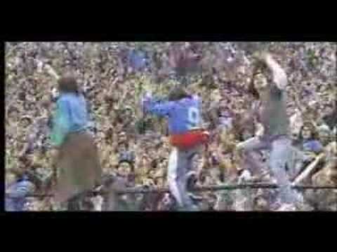 Watch the video for Grito universitario