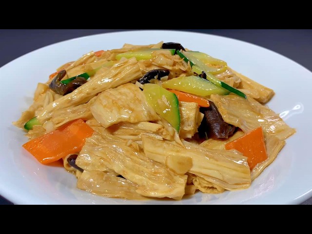 腐竹這樣做絕了，雖是素菜，但比大魚大肉還香，家裡人都說好吃❗Chef Cooks 🤤 My dad's Super Flavorful Dried Bean Curd! Simple, Healthy