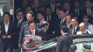 鳩山首相、官邸を去る