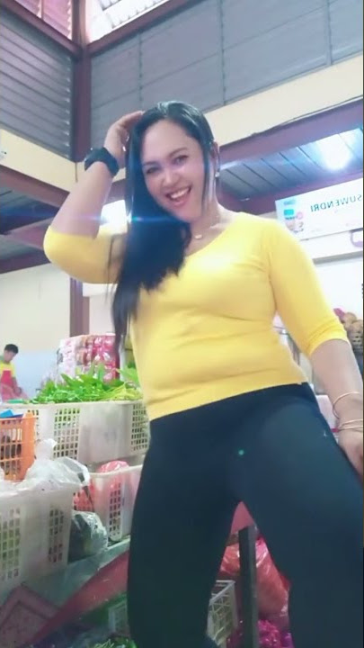 Tante Ana goyang di pasar