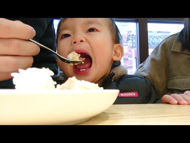 Infant food: Yuki-kun who eats curry with steak 👶❤🍛幼児食：ステーキ乗せカレーをバクバク食べるゆきくん👶❤🍛 class=