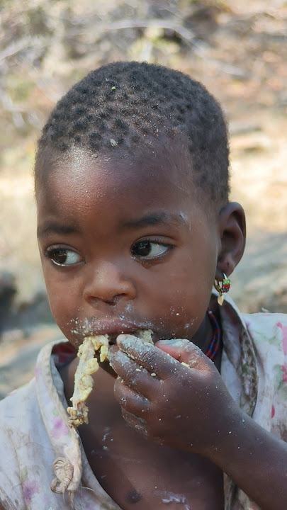 waooh 😊❤️❤️, see a nice hadzabe's little girl enjoyed the meal in the wild kitchen.#africa #wildlife