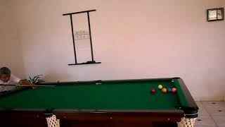 UM GRANDE EFEITO NA SINUCA PASSANDO ENTRE 2 BOLAS MATANDO BOLA PRETA.