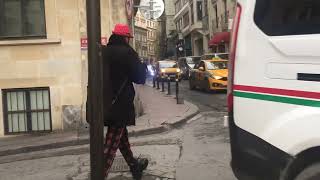 Yürüyen Kemancı, Beyoğlu, Istanbul