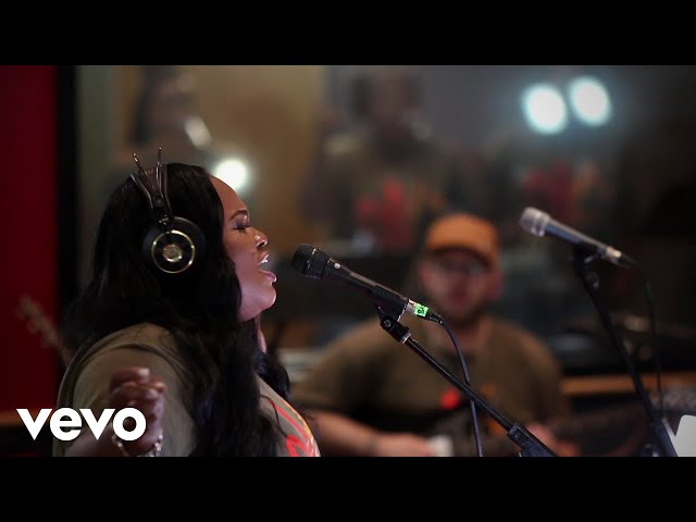 Tasha Cobbs Leonard - The Name Of Our God