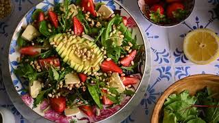 Салат С Клубникой Бри И Авокадо Resimi