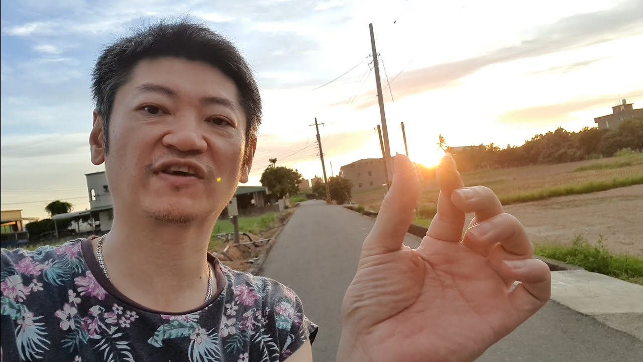 用手指抓太陽 - YouTube