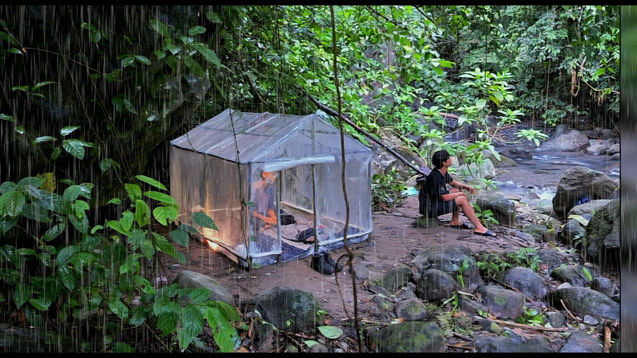 Кемпинг во время сильного дождя снова и снова, попытки построить убежище из пластика в лесу