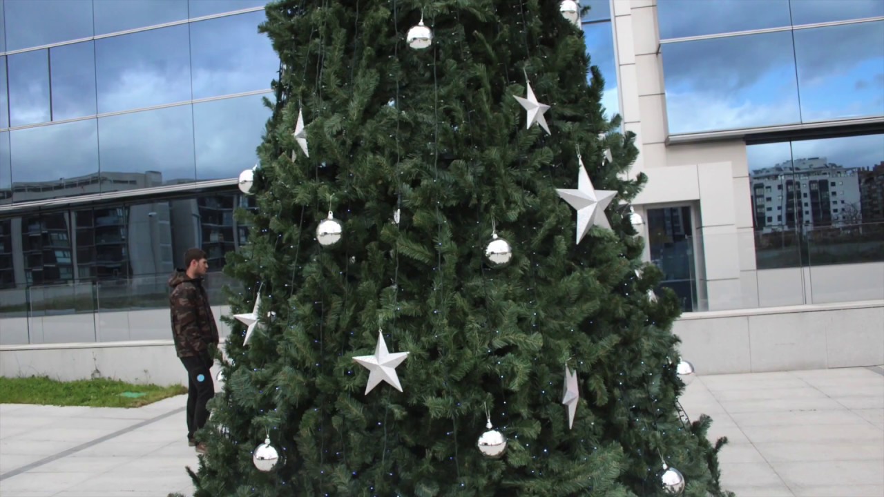 Montaje árbol de navidad gigante para decoración FCC Madrid - YouTube
